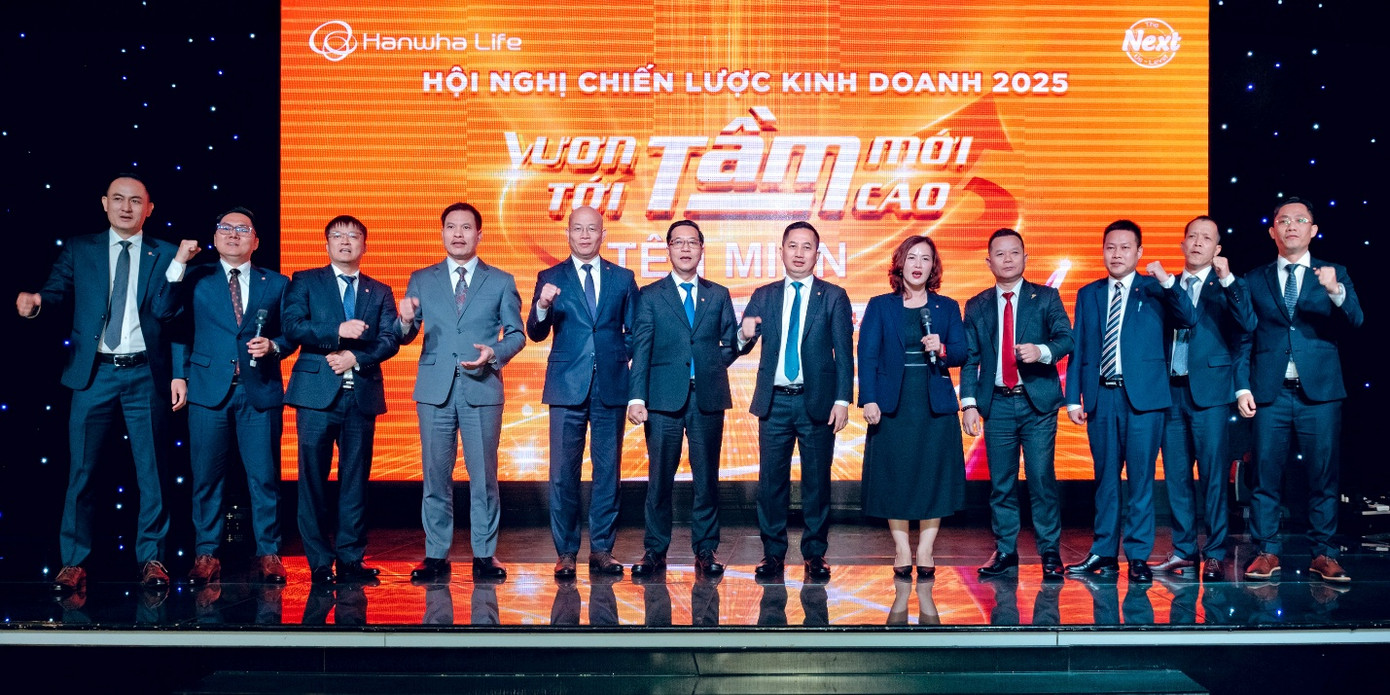 Đội ngũ kinh doanh Hanwha Life Việt Nam thực hiện nghi thức cam kết hoàn thành các mục tiêu năm 2025