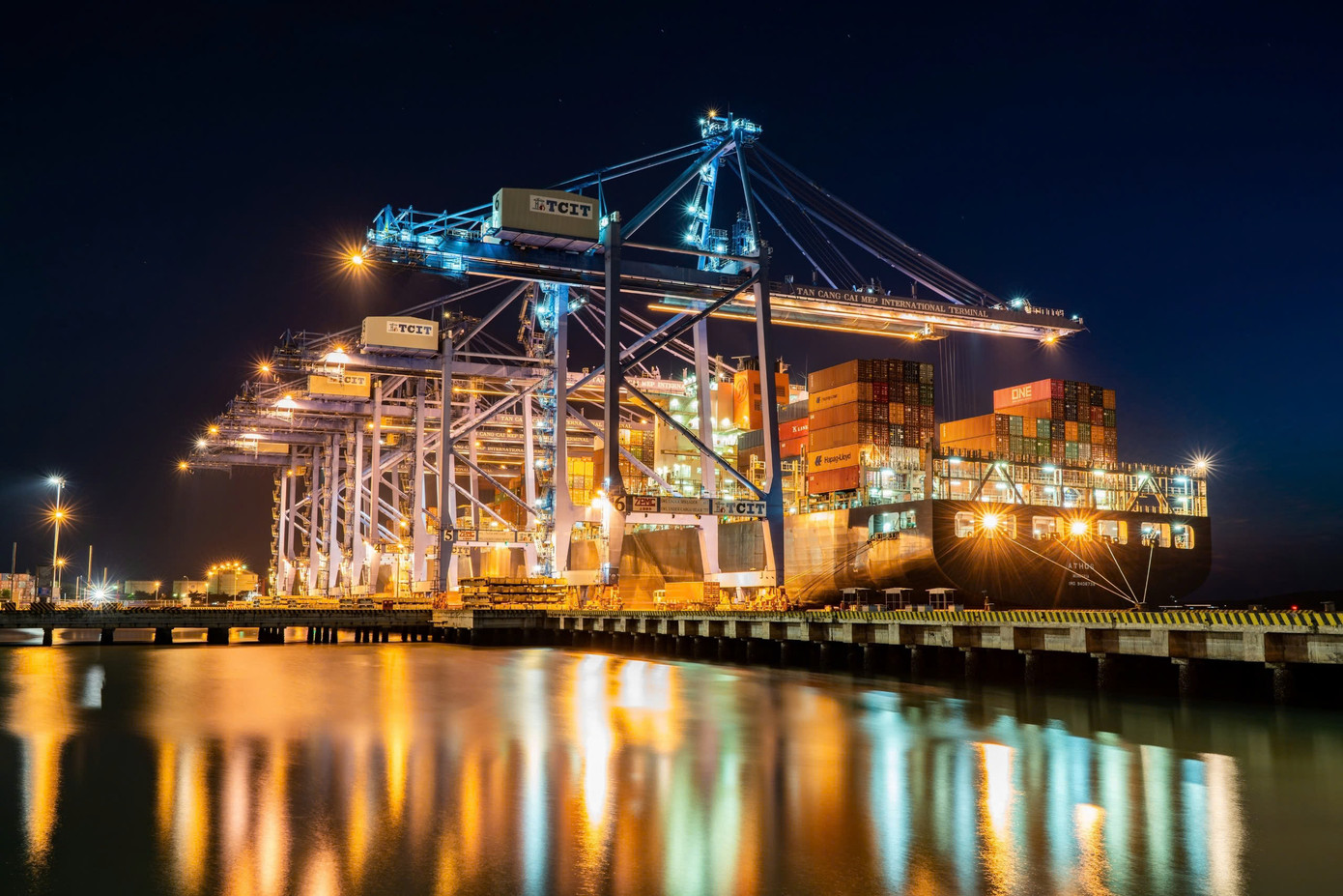 Những ánh sao đêm trên Cảng Quốc tế Tân cảng Cái Mép (TCIT) Những ánh sao đêm trên Cảng Quốc tế Tân cảng Cái Mép (TCIT)