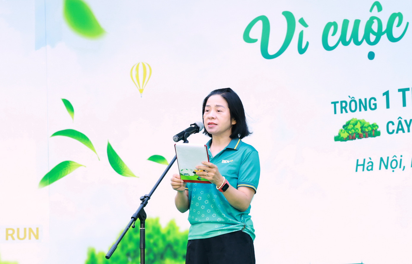 Bà Vũ Thị Nga - Phó Chủ tịch thường trực Công đoàn BIDV - phát biểu tại Lễ phát động chương trình “BIDV RUN - Vì cuộc sống Xanh” năm 2025