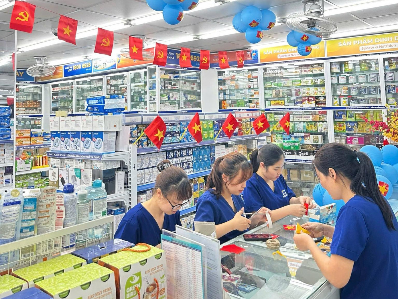 Các dược sĩ tự tay chuẩn bị những lá cờ trang trí