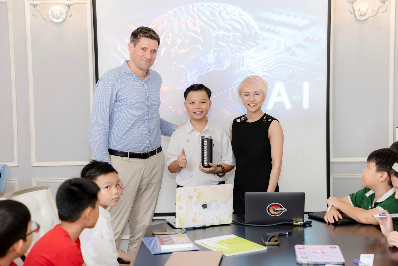 Tiến sĩ Micheal Leibmann (bên trái) – cố vấn công nghệ ứng dụng trí tuệ nhân tạo cho trại hè RES 2025 Tiến sĩ Micheal Leibmann (bên trái) – cố vấn công nghệ ứng dụng trí tuệ nhân tạo cho trại hè RES 2025