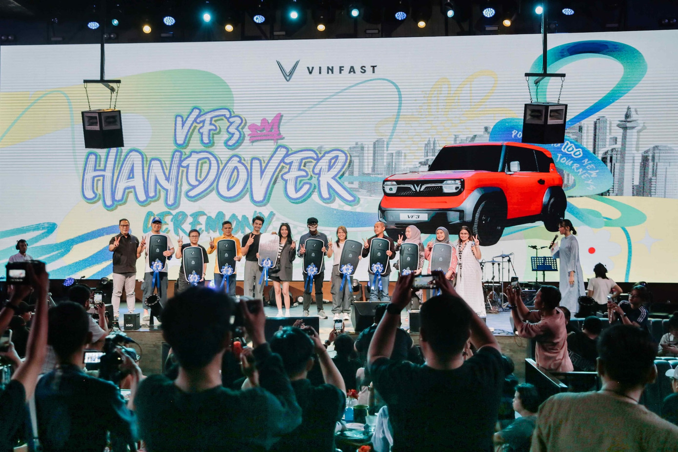 Sự kiện bàn giao đồng loạt 100 xe VF 3 tại Motomobi News Karnaval.