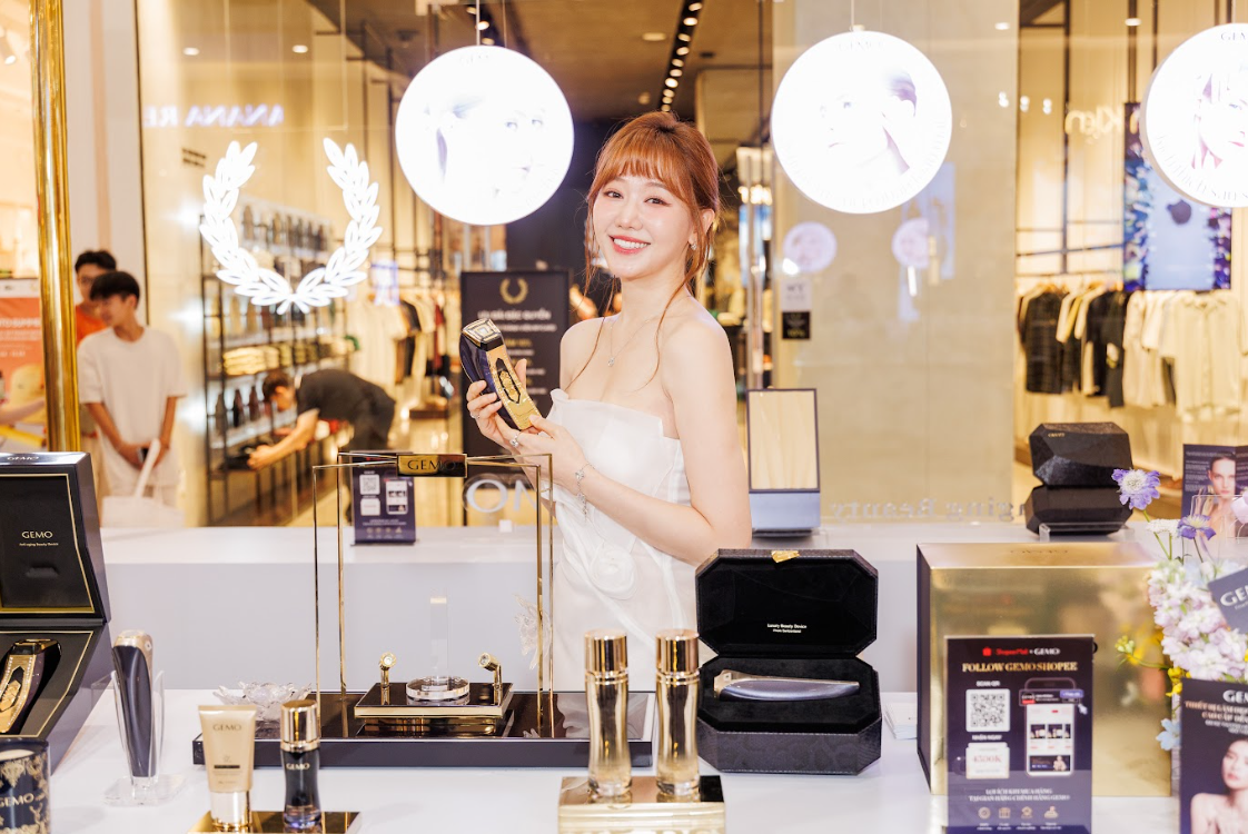 GEMO mang tới các dòng thiết bị làm đẹp hỗ trợ chống lão hóa ứng dụng công nghệ tiên tiến, mang đến trải nghiệm chăm sóc da chuẩn spa ngay tại nhà. GEMO mang tới các dòng thiết bị làm đẹp hỗ trợ chống lão hóa ứng dụng công nghệ tiên tiến, mang đến trải nghiệm chăm sóc da chuẩn spa ngay tại nhà.