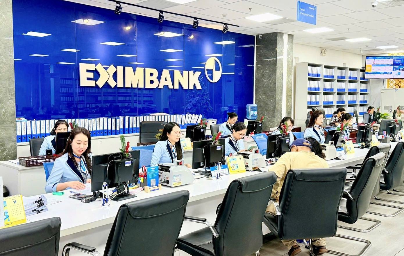 Eximbank không chỉ cung cấp dịch vụ, mà còn trở thành đối tác mang đến trải nghiệm trọn vẹn cho khách hàng cá nhân và doanh nghiệp.