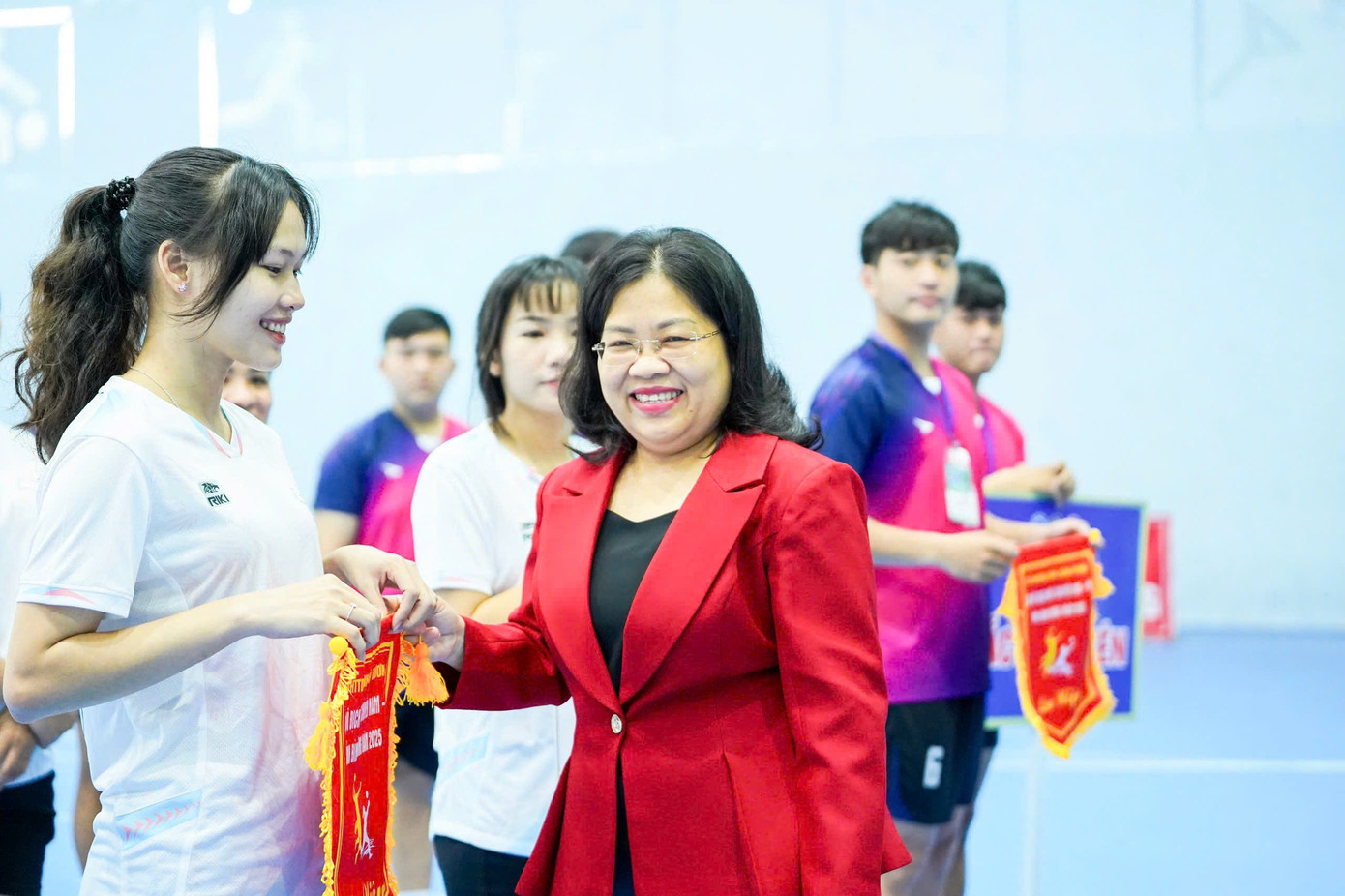 Bà Nguyễn Trường Nhật Phượng – Phó Chủ tịch HĐND tỉnh Bình Dương tặng cờ lưu niệm cho các đơn vị tham dự giải