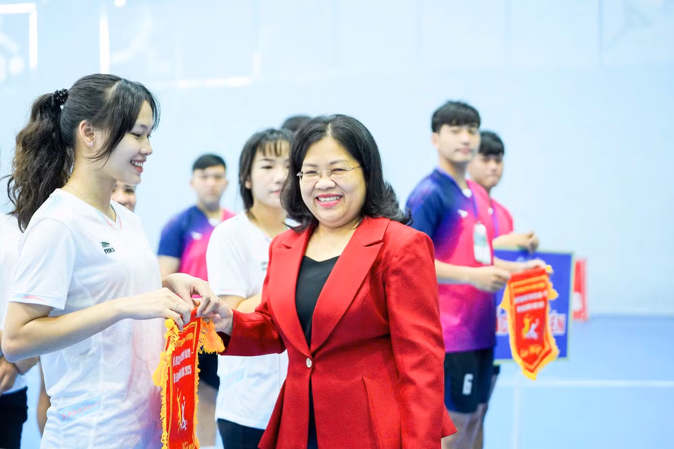 Bà Nguyễn Trường Nhật Phượng – Phó Chủ tịch HĐND tỉnh Bình Dương tặng cờ lưu niệm cho các đơn vị tham dự giải Bà Nguyễn Trường Nhật Phượng – Phó Chủ tịch HĐND tỉnh Bình Dương tặng cờ lưu niệm cho các đơn vị tham dự giải