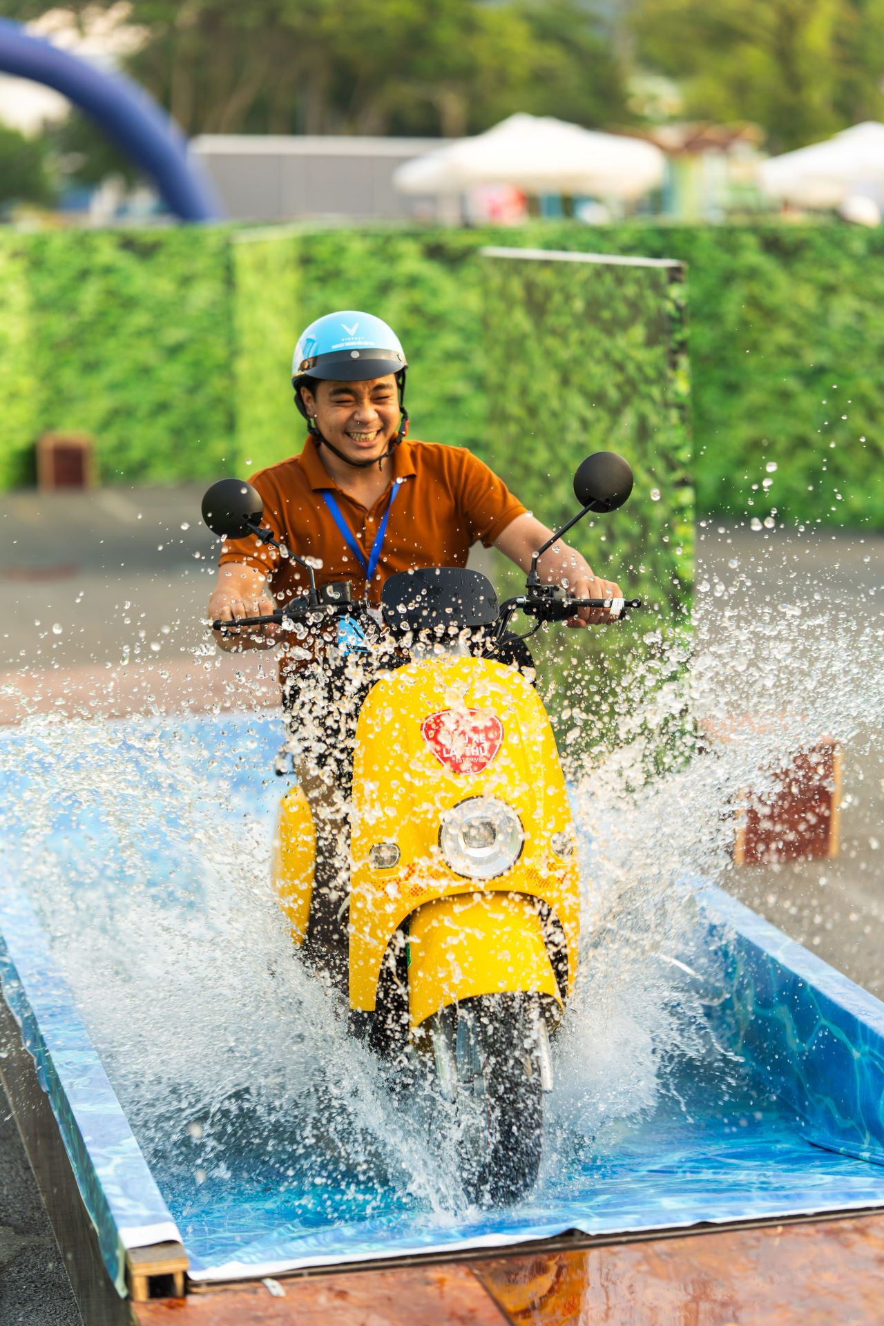 Nhiều khách hàng thích thú với màn lội nước của các dòng xe máy điện VinFast.