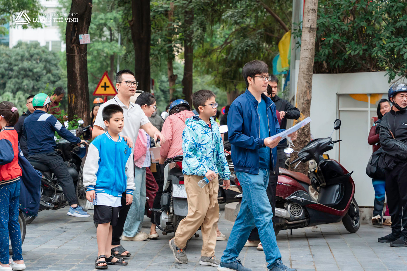 Rất nhiều phụ huynh và học sinh đã có mặt tại trường từ rất sớm để tham gia khảo sát đánh giá năng lực