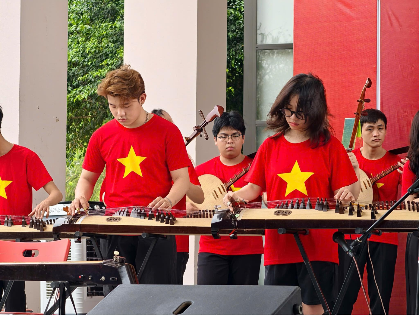 Các hoạt động nghệ thuật của Trường Đại học FPT dịp này cũng tràn đầy nhiệt huyết về tình yêu nước, yêu lịch sử dân tộc và lòng biết ơn với những hy sinh của nhiều thế hệ ông cha. Các hoạt động nghệ thuật của Trường Đại học FPT dịp này cũng tràn đầy nhiệt huyết về tình yêu nước, yêu lịch sử dân tộc và lòng biết ơn với những hy sinh của nhiều thế hệ ông cha.