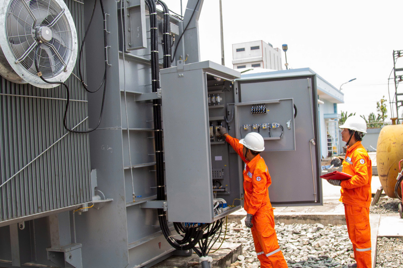 Kiểm tra các hạng mục cuối cùng chuẩn bị đóng điện giai đoạn 1 Dự án Nâng công suất Trạm biến áp 110kV Phước Hòa (Vĩnh Long).