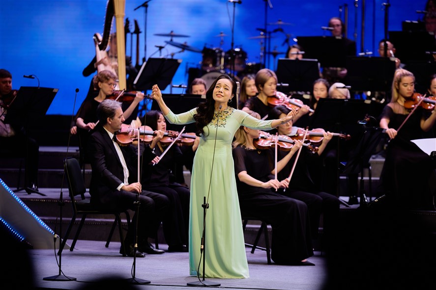 Ca sĩ Lan Anh biểu diễn tại đêm nhạc