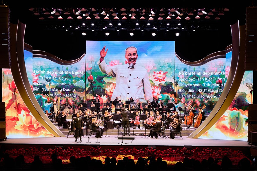 Màn trình diễn của Dàn nhạc Giao hưởng Mặt Trời đã mang đến một không gian âm nhạc hàn lâm đầy ấn tượng, nâng tầm các ca khúc cách mạng kinh điển