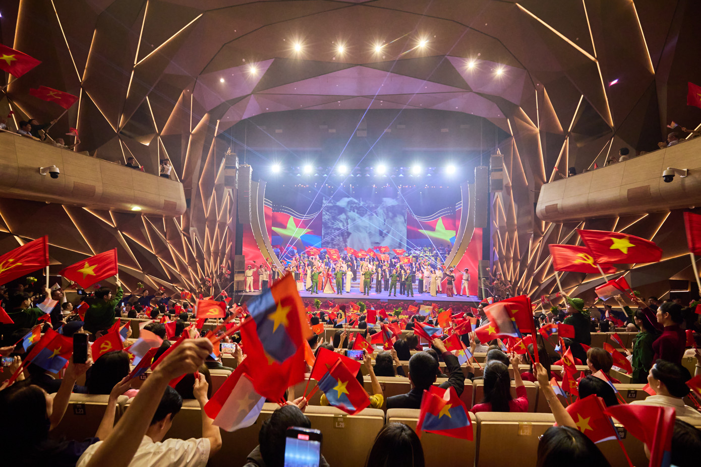 Khán phòng Nhà hát Hồ Gươm dường như vỡ oà cảm xúc khi ca khúc “Đất nước trọn niềm vui” vang lên