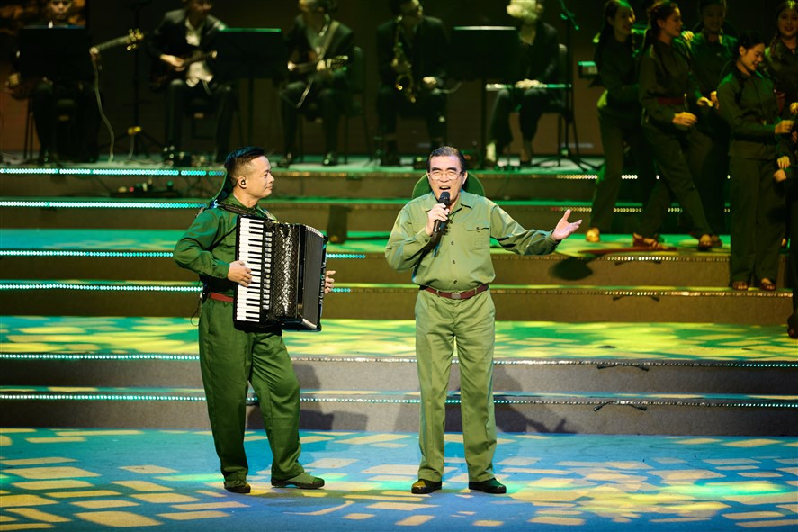 NSND Trung Đức vẫn khiến khán giả nức lòng bởi chất giọng ngân vang, trầm ấm