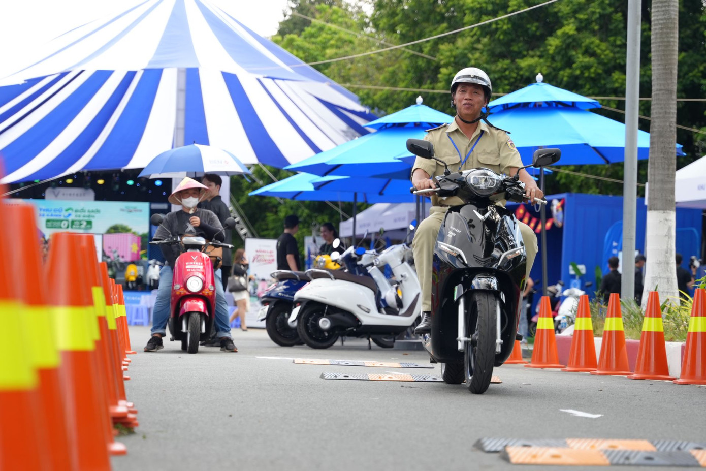 Chính sách trả góp 0 đồng và chi phí nhiên liệu 0 đồng sẽ xóa bỏ rào cản chi phí mua, nuôi xe máy điện cho người dân. Chính sách trả góp 0 đồng và chi phí nhiên liệu 0 đồng sẽ xóa bỏ rào cản chi phí mua, nuôi xe máy điện cho người dân.