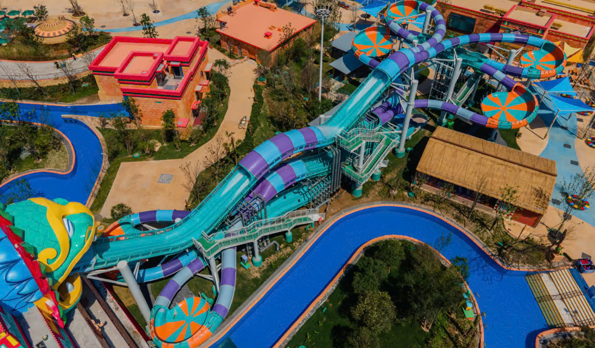 Làn trượt ống đua song song mang đến cảm giác phấn khích chưa từng có khi phiêu lưu qua những đường trượt, những khúc cua gay cấn và đầy cảm xúc