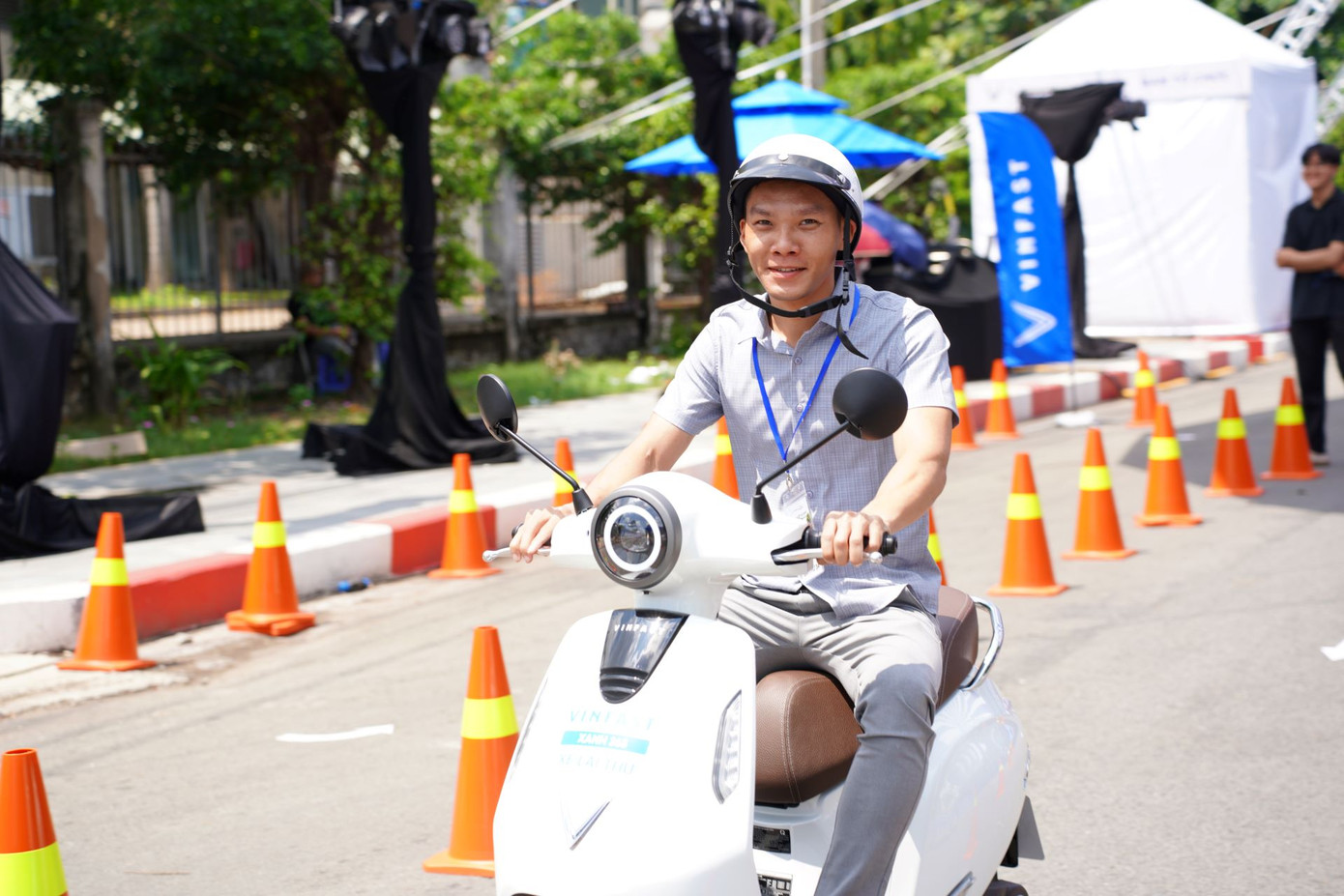 Được tận tay lái thử những chiếc xe xanh hiện đại, tiện nghi khiến nhiều người thích thú. Được tận tay lái thử những chiếc xe xanh hiện đại, tiện nghi khiến nhiều người thích thú.