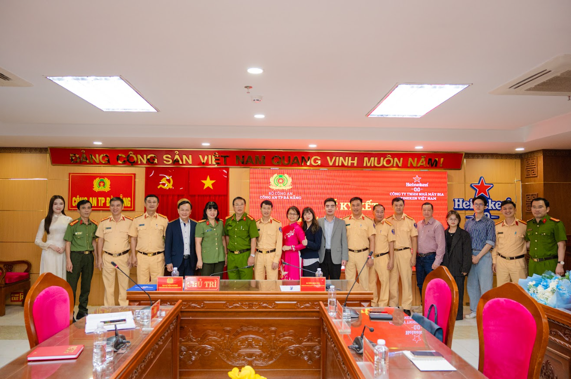 Đại diện HEINEKEN Việt Nam và Công an Thành phố Đà Nẵng chụp hình lưu niệm trong buổi lễ ký kết. Nguồn ảnh: HEINEKEN Việt Nam
