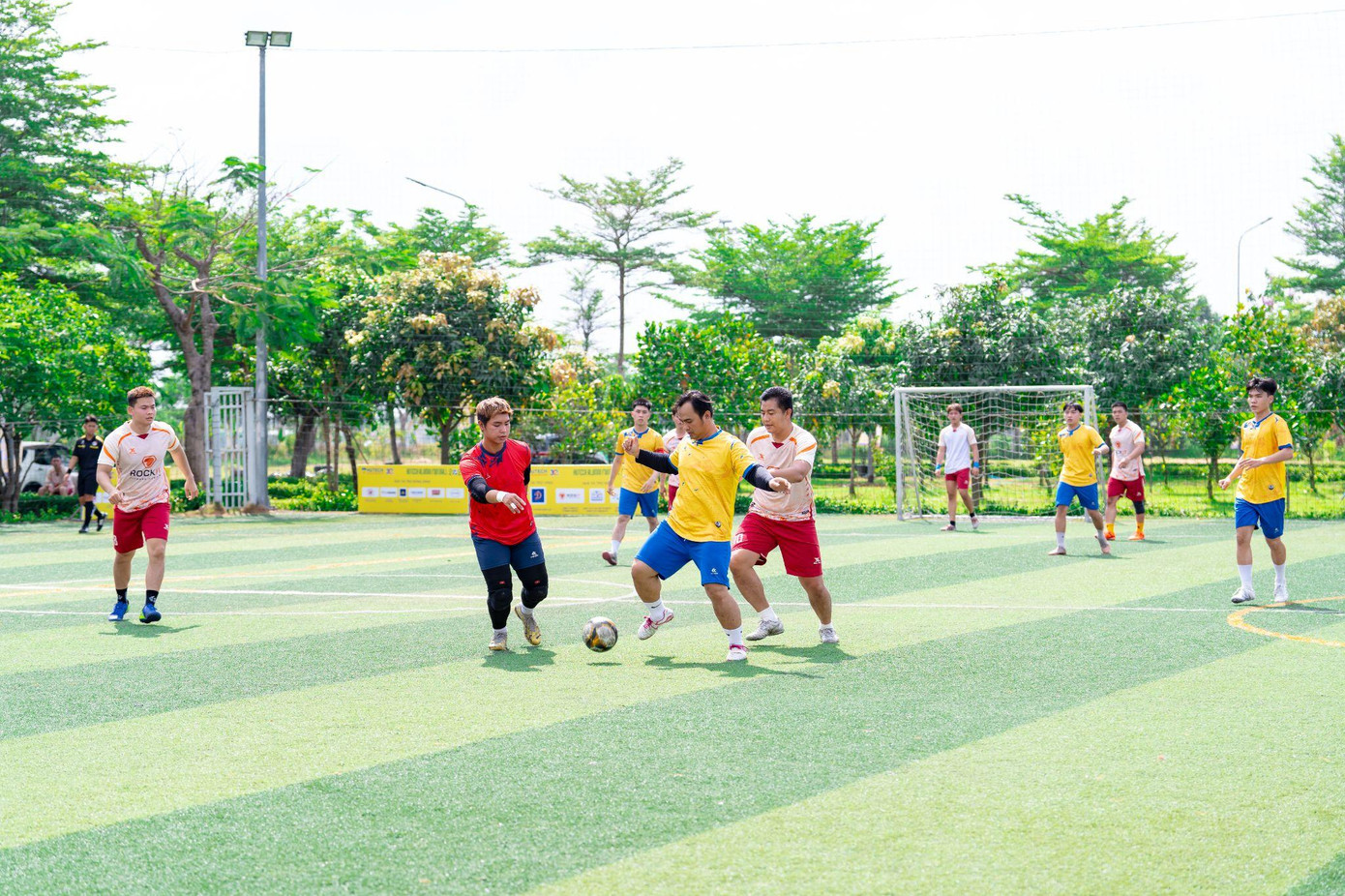 Các trận đấu đầu tiên diễn ra vô cùng kịch tính Các trận đấu đầu tiên diễn ra vô cùng kịch tính