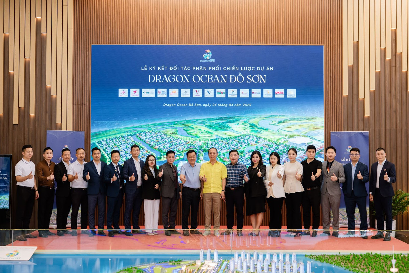 Đại diện chủ đầu tư và đại diện các đơn vị phân phối tại Lễ ký kết