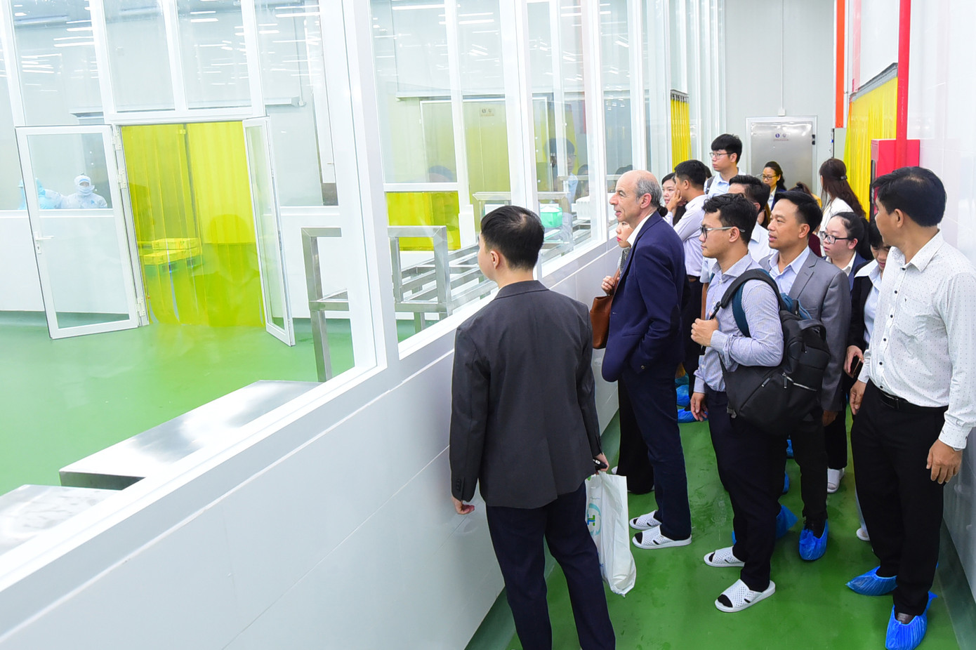 Các đại biểu tham quan dây chuyền sản xuất hiện đại của nhà máy Các đại biểu tham quan dây chuyền sản xuất hiện đại của nhà máy