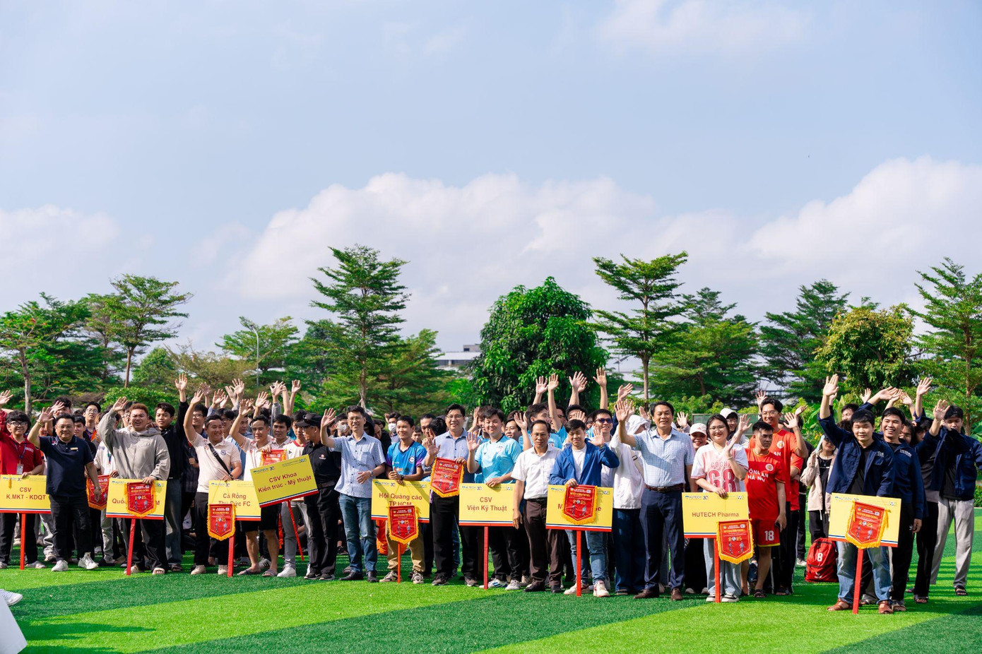 HUTECH Alumni Football 2025 quy tụ hơn 480 cầu thủ tham gia thi đấu HUTECH Alumni Football 2025 quy tụ hơn 480 cầu thủ tham gia thi đấu