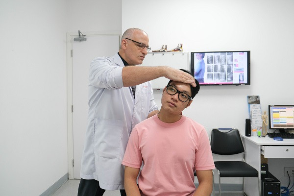 Bác sĩ Marc Tafuro đang điều trị cho bệnh nhân. Bác sĩ Marc Tafuro đang điều trị cho bệnh nhân.