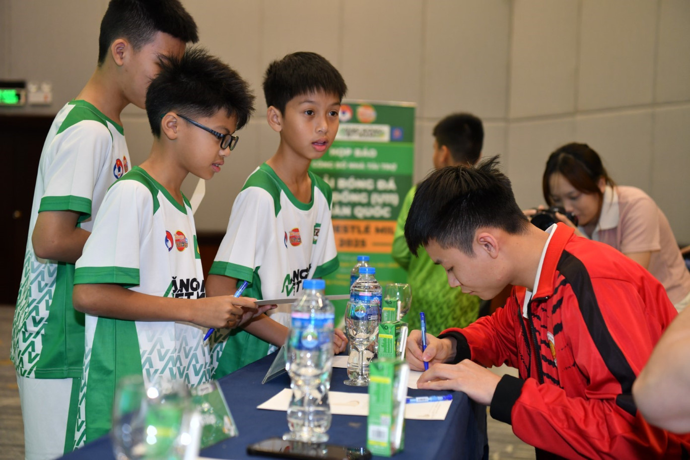 Khoảnh khắc truyền cảm hứng: các cầu thủ nhí háo hức xin chữ ký từ thần tượng – nơi những giấc mơ bóng đá được thắp lửa từ chính những người đi trước, từng trưởng thành từ sân chơi nhi đồng