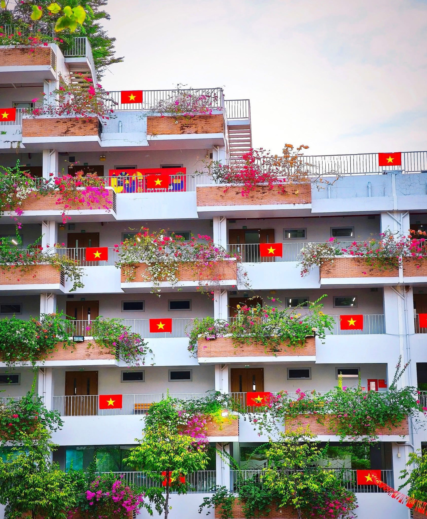 Cơ sở TPHCM cũng tràn ngập cờ đỏ giữa khuôn viên xanh mát. Mỗi góc nhỏ đều được chăm chút kỹ lưỡng, vừa giữ được vẻ đẹp hiện đại đặc trưng của Trường Đại học FPT, vừa tạo không khí vô cùng tự hào. Cơ sở TPHCM cũng tràn ngập cờ đỏ giữa khuôn viên xanh mát. Mỗi góc nhỏ đều được chăm chút kỹ lưỡng, vừa giữ được vẻ đẹp hiện đại đặc trưng của Trường Đại học FPT, vừa tạo không khí vô cùng tự hào.