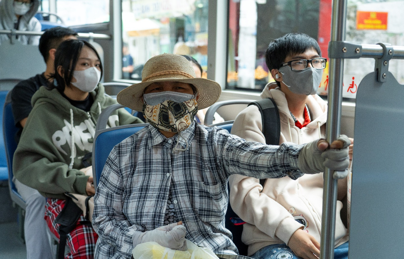 Hành khách sử dụng phương tiện công cộng trong những ngày cận đại lễ 30/04 và 01/05 (Ảnh: FUTA)