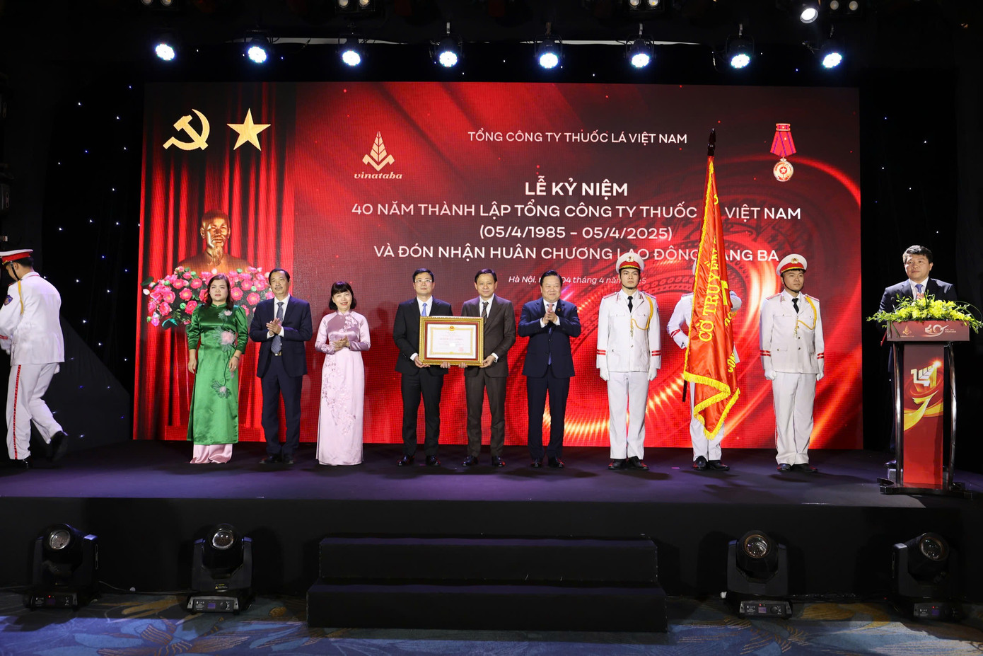 Tổng Công ty Thuốc lá Việt Nam vinh dự được nhận Huân chương Lao Động hạng Ba.