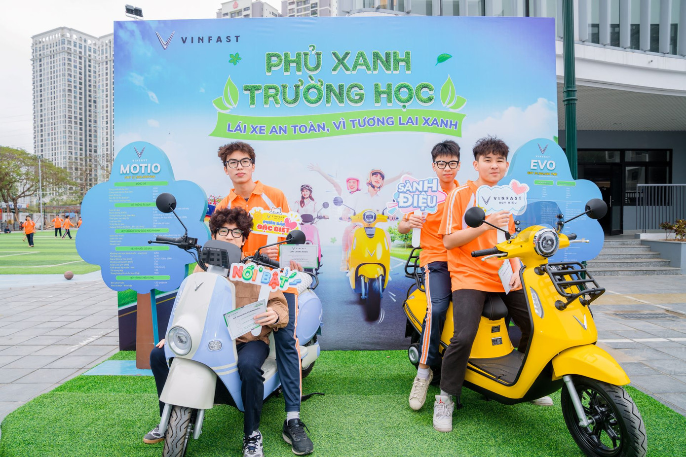 Xe máy điện VinFast mang tới sự yên tâm cho cả phụ huynh và học sinh. Xe máy điện VinFast mang tới sự yên tâm cho cả phụ huynh và học sinh.