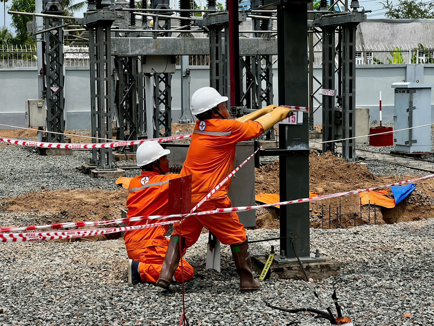 Lực lượng thi công nỗ lực hết mình để hoàn thành dự án đúng tiến độ