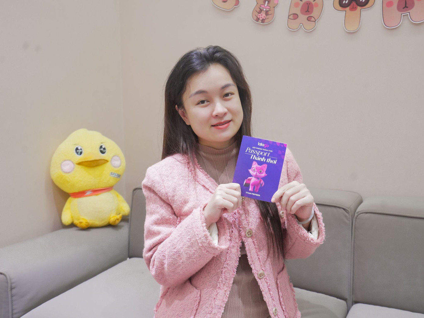 Chị Nguyễn Minh Hiền, (36 tuổi, Hà Nội, chủ cửa hàng SioSushi), một trong những người đầu tiên đặt mua Passport Thảnh thơi Chị Nguyễn Minh Hiền, (36 tuổi, Hà Nội, chủ cửa hàng SioSushi), một trong những người đầu tiên đặt mua Passport Thảnh thơi