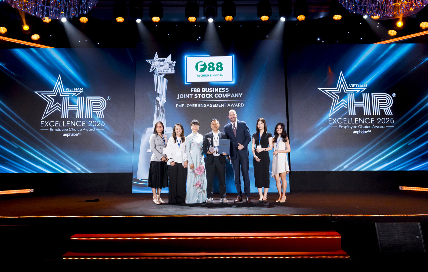 Đại diện F88 chụp ảnh lưu niệm tại giải thưởng HR Excellence 2025