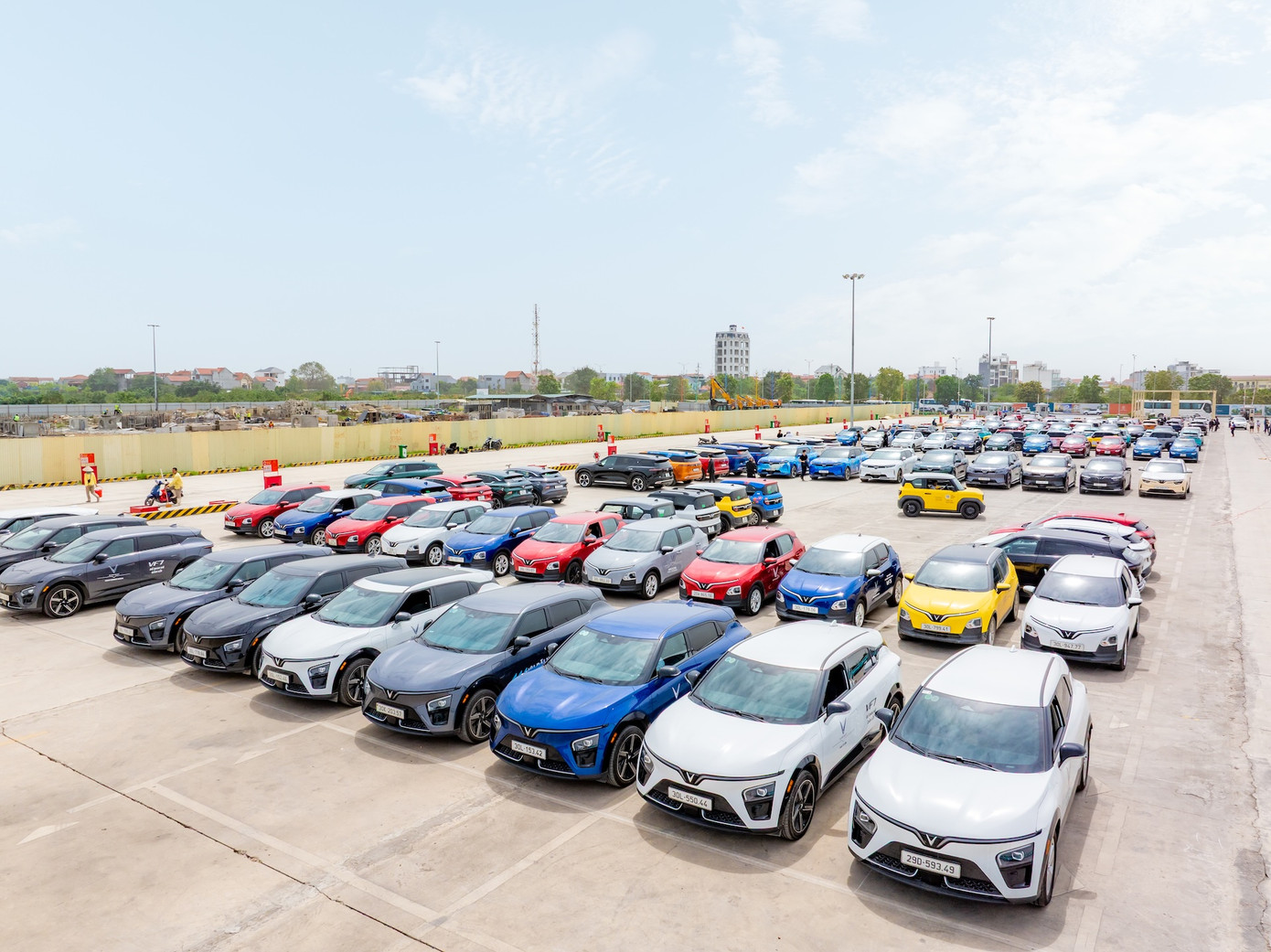 Với tổng số gần 400 xe điện VinFast, sự kiện xếp xe tại Ngày Hội Xanh 2025 đã thiết lập một kỷ lục mới cho cộng đồng chủ xe điện Việt.