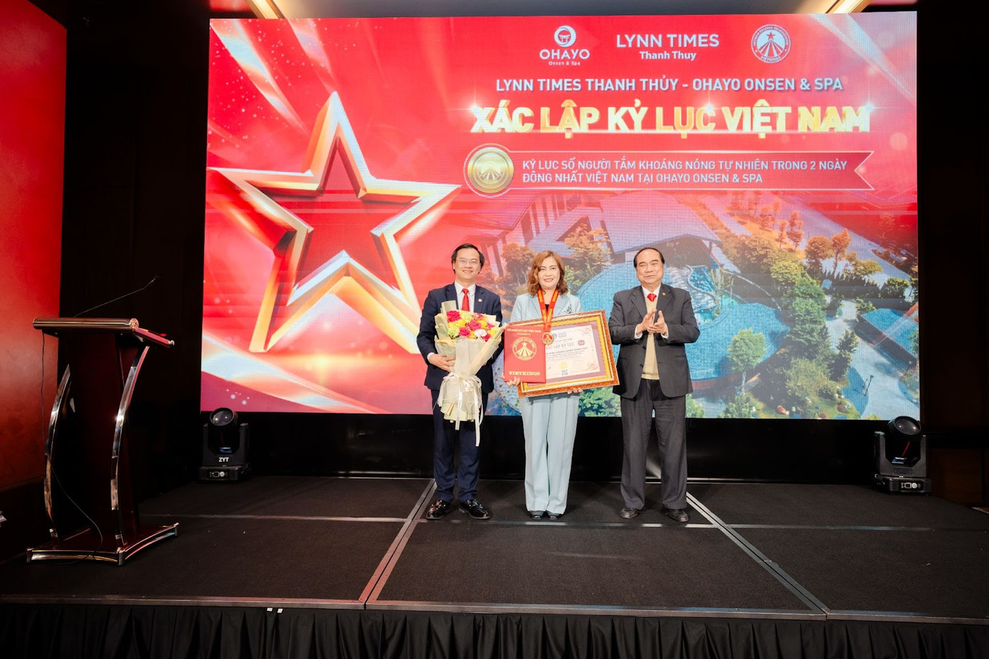 Đại diện Tổ hợp nghỉ dưỡng khoáng nóng nhận bằng xác lập kỷ lục từ Trung tâm Kỷ lục Việt Nam