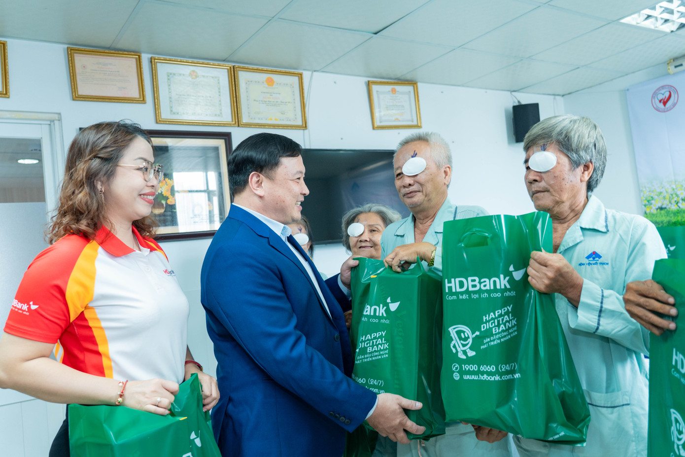 Năm 2025, HDBank tiếp tục trao tặng Hội Bảo trợ bệnh nhân nghèo TP.HCM kinh phí thực hiện 1.000 ca phẫu thuật mắt phaco cho bà con nghèo