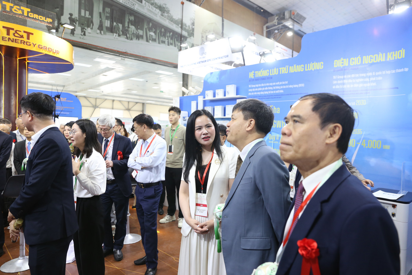 Ông Tạ Đình Thi, Phó Chủ nhiệm Ủy ban Khoa học, Công nghệ và Môi trường của Quốc hội (thứ hai từ phải sang) cùng Lãnh đạo các Bộ/Ngành Việt Nam và Trung Quốc tham quan gian hàng của T&amp;T Group