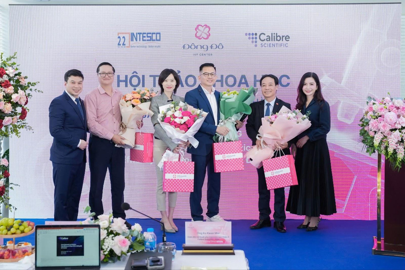 Bác sĩ Tăng Đức Cương cùng các chuyên gia Piezo ICSI