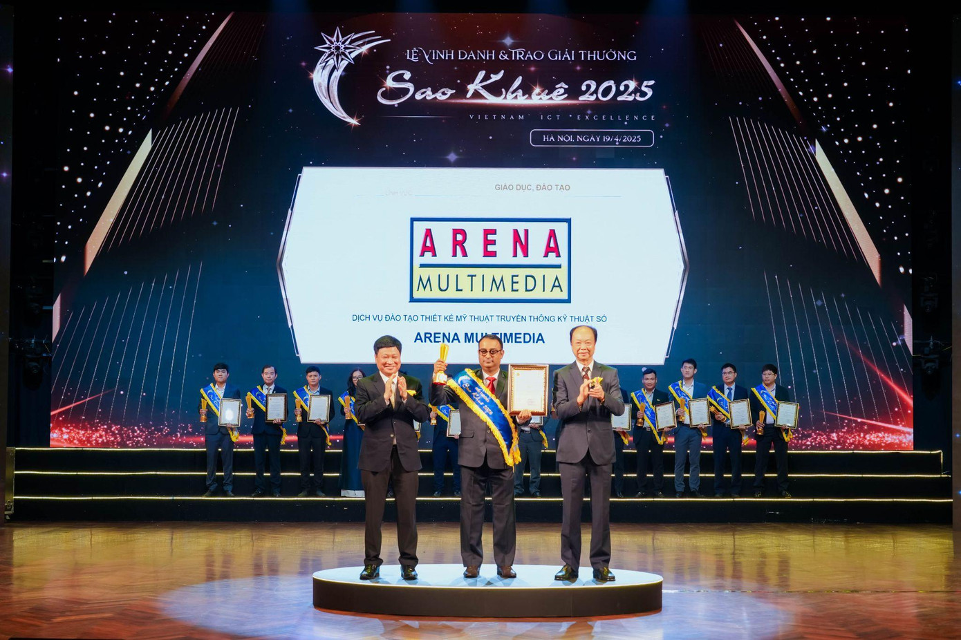 Ông Kallol Mukherjee - Phó Chủ tịch Điều hành của Tập đoàn Aptech nhận giải thưởng Sao Khuê 2025 cho dịch vụ đào tạo thiết kế mỹ thuật truyền thông kỹ thuật số Arena Multimedia Ông Kallol Mukherjee - Phó Chủ tịch Điều hành của Tập đoàn Aptech nhận giải thưởng Sao Khuê 2025 cho dịch vụ đào tạo thiết kế mỹ thuật truyền thông kỹ thuật số Arena Multimedia