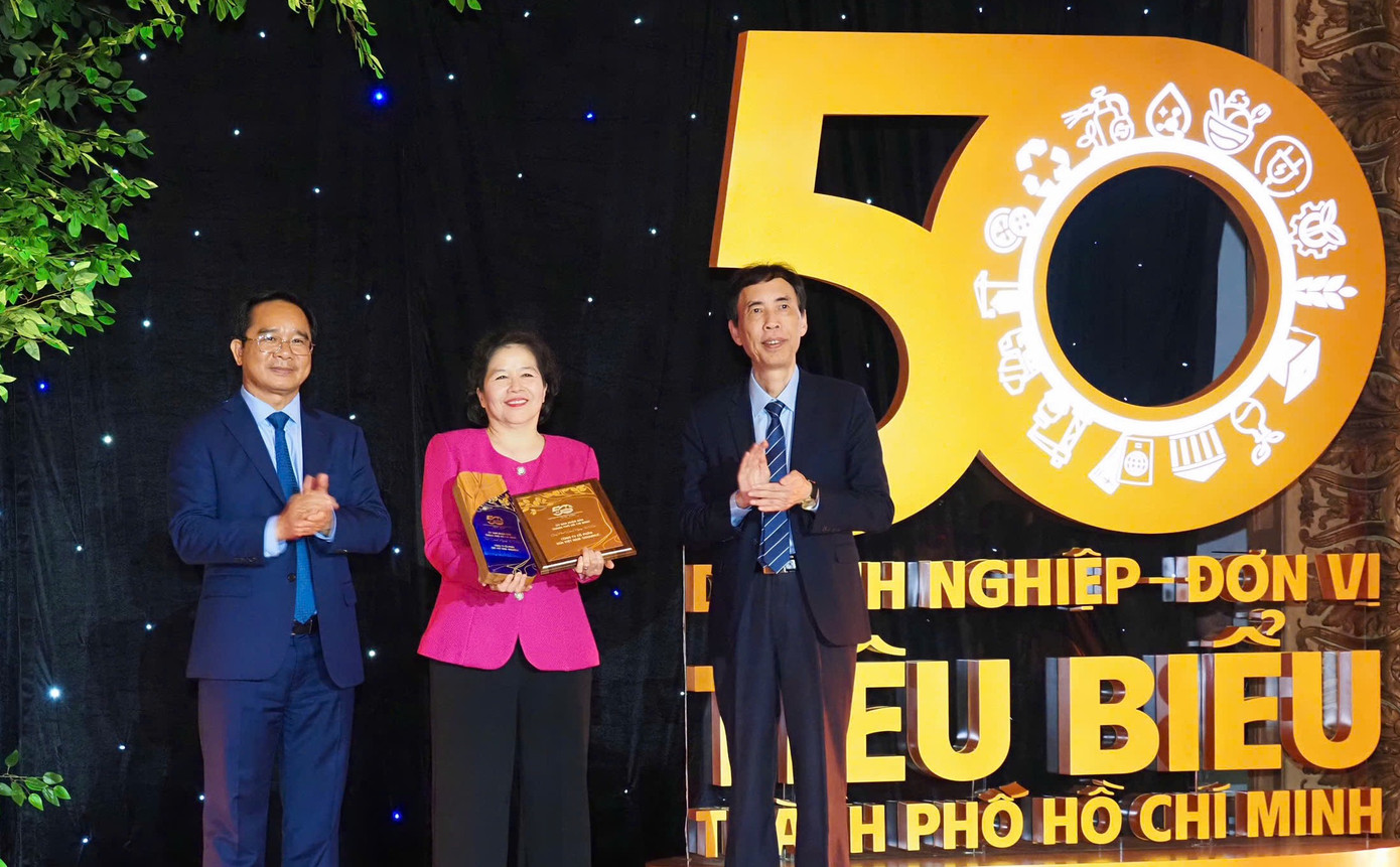 Bà Mai Kiều Liên đại diện Vinamilk đón nhận cúp vinh danh Top 50 doanh nghiệp, đơn vị tiêu biểu của TP.HCM từ lãnh đạo Thành phố.