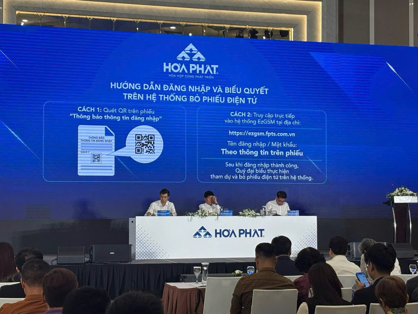 Ông Trần Đình Long, Chủ tịch HĐQT Tập đoàn Hòa Phát trả lời câu hỏi của các cổ đông