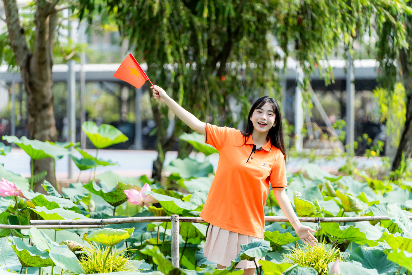 Sinh viên Cần Thơ thích thú chụp ảnh cùng lá cờ mừng kỷ niệm ngày Giải phóng miền Nam. Loạt ảnh check-in được đăng trên trang cá nhân góp phần truyền cảm hứng yêu nước, nâng cao tinh thần trách nhiệm của thế hệ trẻ và cũng là niềm tự hào với ngôi trường luôn kết nối giữa tri thức hiện đại với những nét đẹp của các giá trị truyền thống, lịch sử. Sinh viên Cần Thơ thích thú chụp ảnh cùng lá cờ mừng kỷ niệm ngày Giải phóng miền Nam. Loạt ảnh check-in được đăng trên trang cá nhân góp phần truyền cảm hứng yêu nước, nâng cao tinh thần trách nhiệm của thế hệ trẻ và cũng là niềm tự hào với ngôi trường luôn kết nối giữa tri thức hiện đại với những nét đẹp của các giá trị truyền thống, lịch sử.