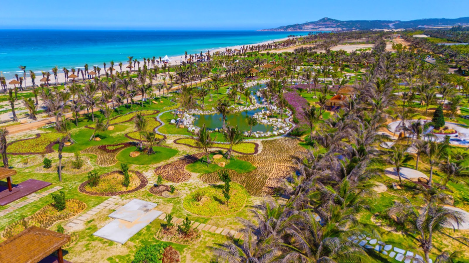 Công viên biển đa sắc màu bên biển Bãi Dài.