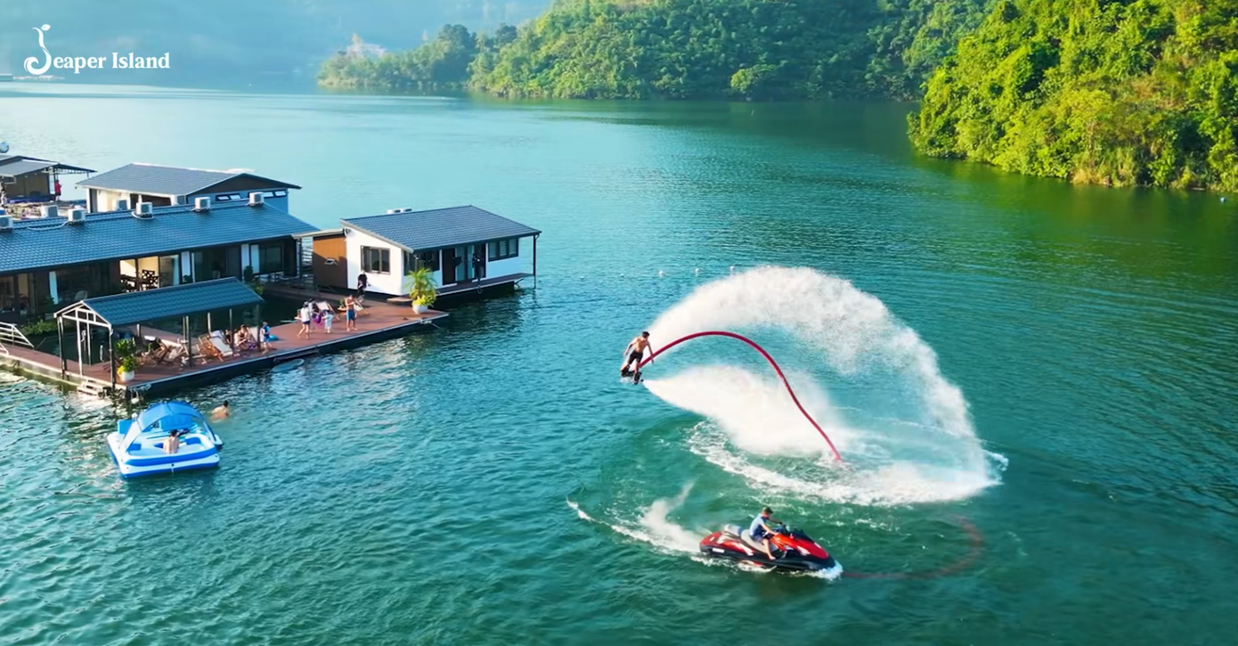 Sản phẩm du lịch cao cấp kết hợp với thiên nhiên tuyệt đẹp và văn hoá bản địa biến Đà Bắc trở thành thủ phủ du lịch mới của Tây Bắc. Sản phẩm du lịch cao cấp kết hợp với thiên nhiên tuyệt đẹp và văn hoá bản địa biến Đà Bắc trở thành thủ phủ du lịch mới của Tây Bắc.