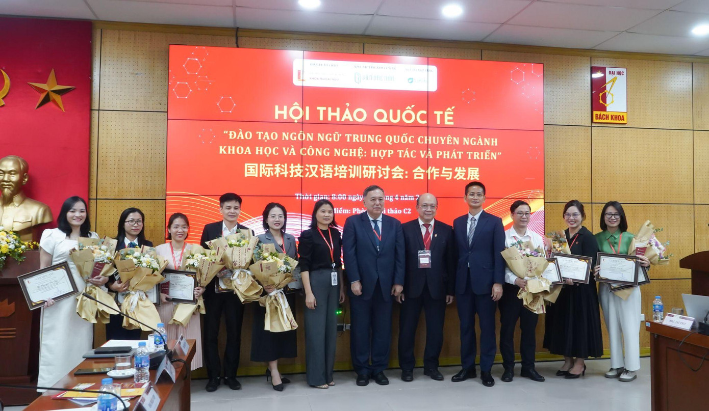 Đại diện Đại học Bách Khoa Hà Nội trao hoa và chứng nhận cho các đơn vị nghiên cứu, nhà tài trợ, chuyên gia tham gia hội thảo (Nguồn: Viện Bác Nhã)