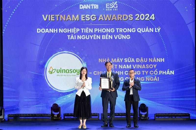 Vinasoy tự hào được vinh danh tại Vietnam ESG Awards lần thứ nhất.