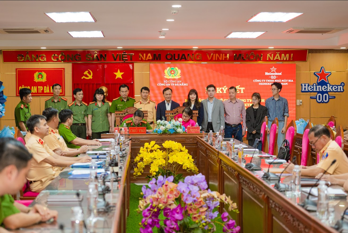 Đại diện HEINEKEN Việt Nam và Công an Thành phố Đà Nẵng ký biên bản ghi nhớ cùng thúc đẩy văn hóa “Uống có trách nhiệm” giai đoạn 2025-2027. Nguồn ảnh: HEINEKEN Việt Nam