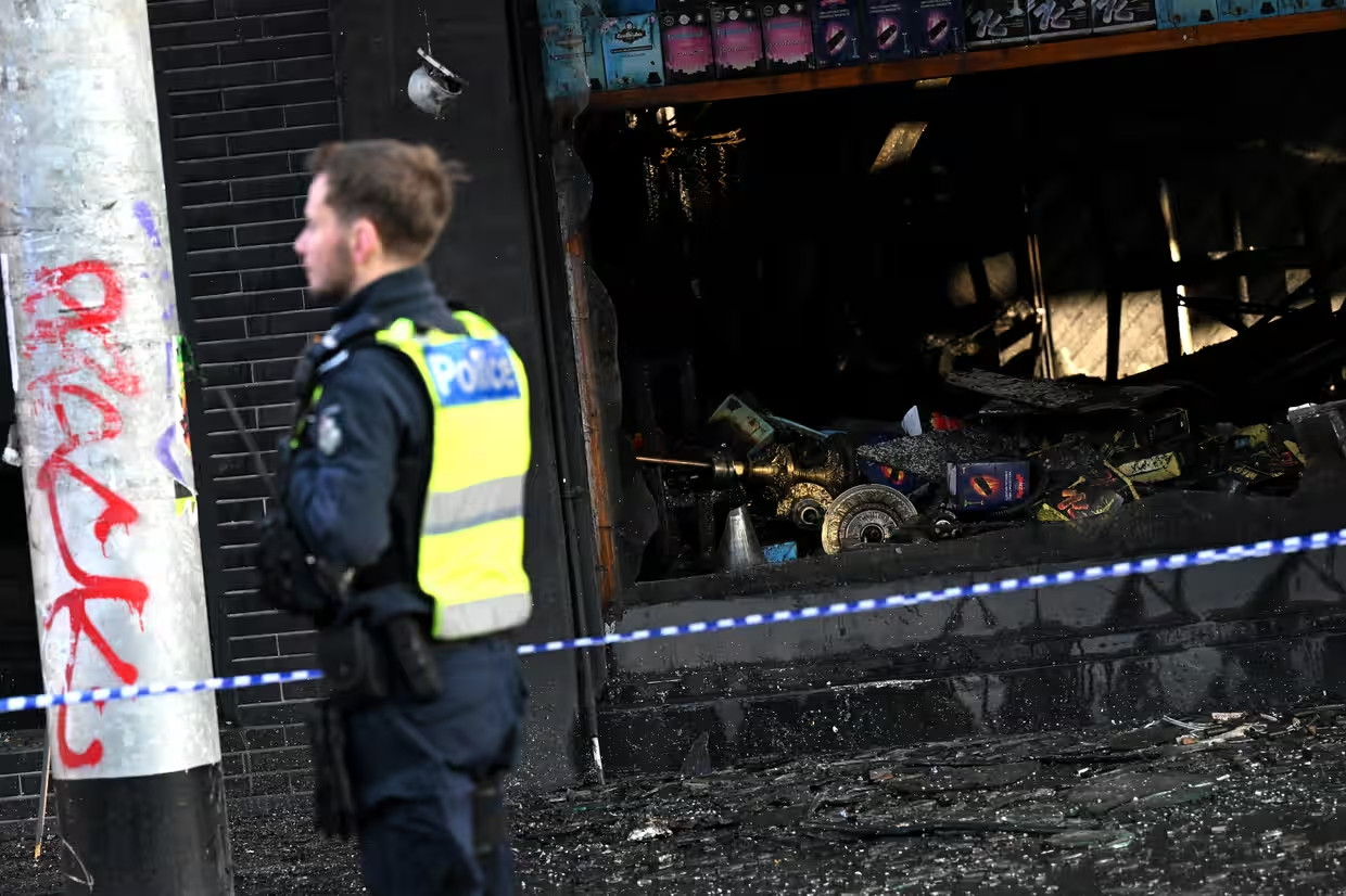 Nhiều cửa hàng thuốc lá điện tử bị thiêu rụi trong cuộc chiến giành thị phần giữa các nhóm buôn lậu. (Ảnh: The Guardian)